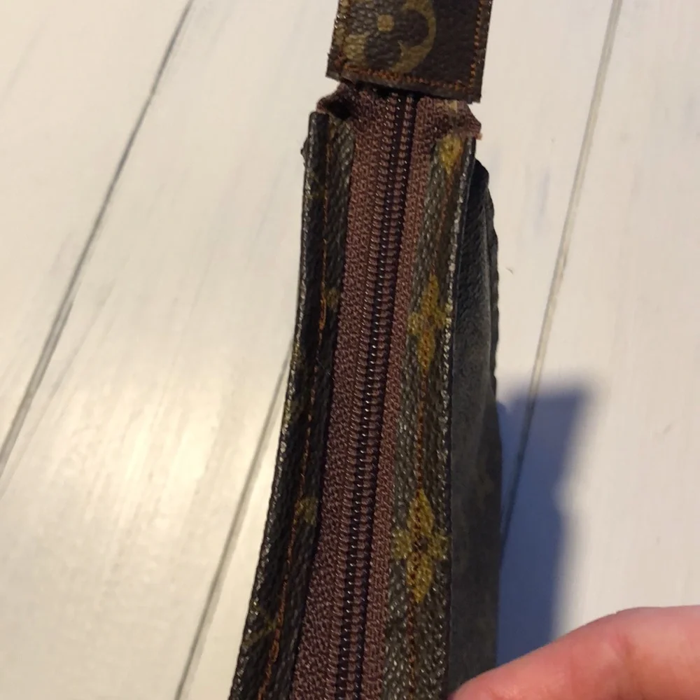Louis Vuitton Toiletry 19 (zipper replaced) - Picture 9 of 14